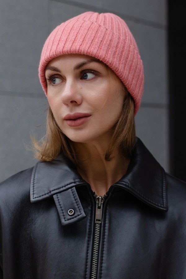 Шапка из пушистой шерсти 100% merino wool premium quality в рубчик двухцветная - Голубой, тауп с серым, фламинго
