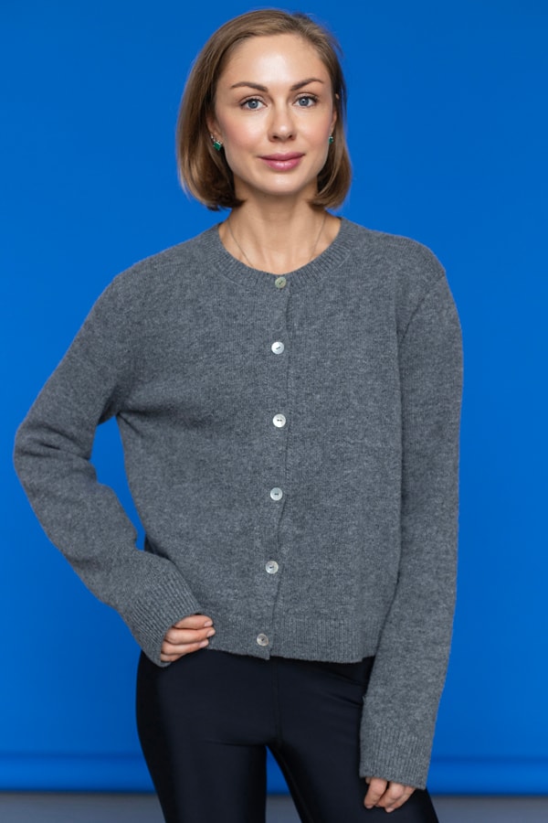 Кардиган укороченный с круглым воротом из пушистой шерсти 100% premium merino wool - Серый