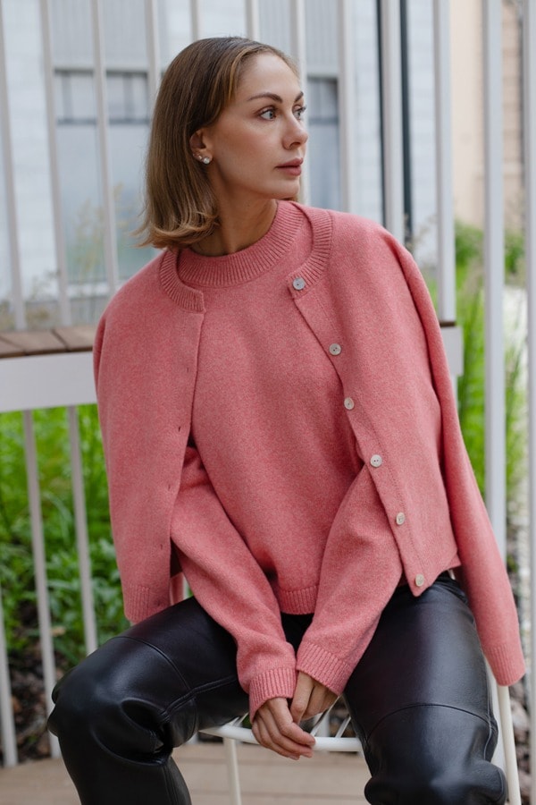 Кардиган укороченный с круглым воротом из пушистой шерсти 100% premium merino wool - Фламинго