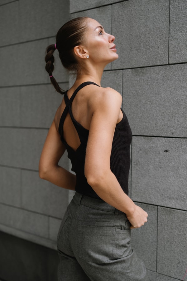 Cashmere топ в рубчик с имитацией бра и открытой спиной - Коричневый